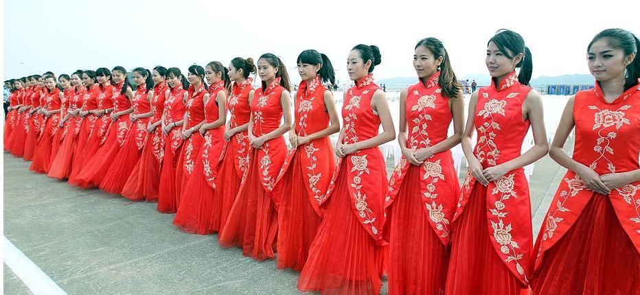 开业时礼仪小姐的绶带上怎么写？