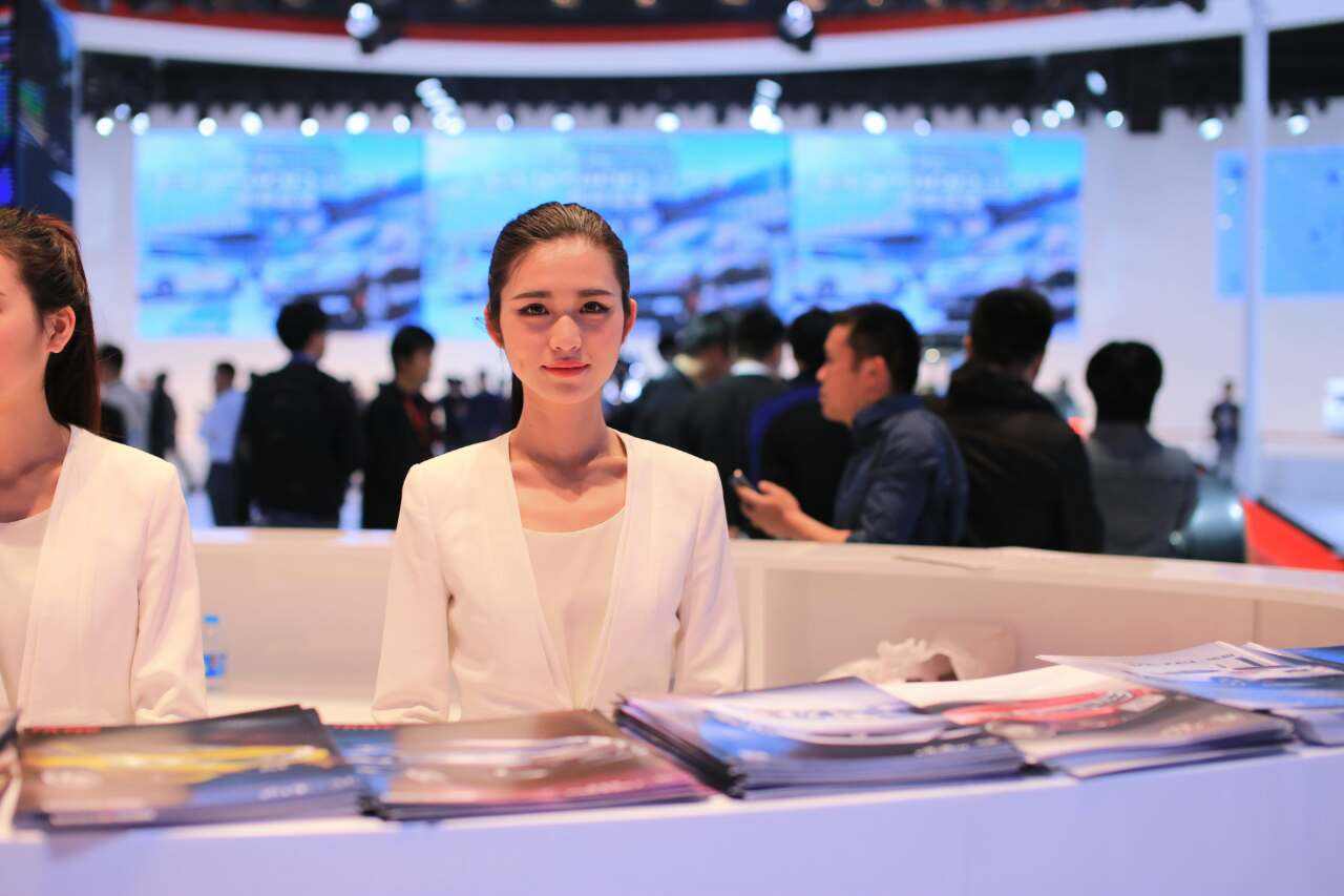 礼仪小姐在活动策划现场中的工作安排？