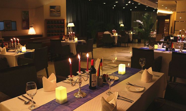 如何在家中策划浪漫情人节晚餐，为重要的节日准备！